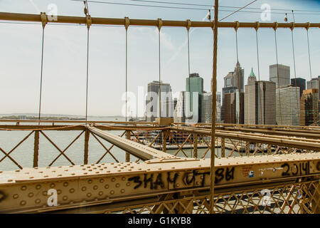 NEW YORK, USA – 21. April 2016: Ansicht von New York City von der Brooklyn Bridge. Die Brooklyn Bridge ist ein Hybrid-Kabel-geblieben/sus Stockfoto
