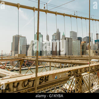 NEW YORK, USA – 21. April 2016: Ansicht von New York City von der Brooklyn Bridge. Die Brooklyn Bridge ist ein Hybrid-Kabel-geblieben/sus Stockfoto