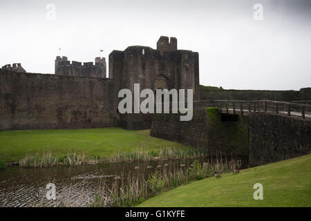 Caerphilly Castle in Caerphilly, Südwales mit bewölktem Himmel. Stockfoto