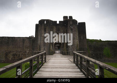 Caerphilly Castle in Caerphilly, Südwales mit bewölktem Himmel. Stockfoto