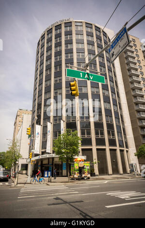 Die Linsky Pavillon des Mt. Sinai Beth Israel Medical Center in New York am Samstag, 14. Mai 2016. Die Dorfbewohner, einer lokalen Zeitung hat berichtet, der Mt. Sinai plant, das kultige Ostseite-Krankenhaus in der Nähe. Mount Sinai Health System, der Besitzer dieses Krankenhaus und zahlreiche andere, hat bestritten, dass es beabsichtigt, die Anlage zu schließen. 856 Betten-Krankenhaus diente der East Side von Manhattan seit über 125 Jahren. (© Richard B. Levine) Stockfoto