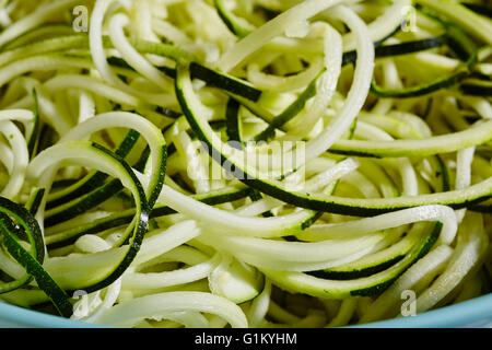 Spirale schneiden Sie grüne Zucchini Kürbis, roh, frisch und bereit für das Kochen Stockfoto