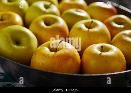 Ein Tablett mit Goldrush Äpfel aus Lancaster, Pennsylvania, USA Stockfoto