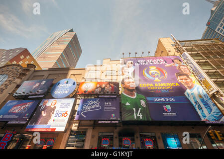 Werbung für eine Litanei von Univision TV-Programme auf dem Times Square in New York auf Donnerstag, 12. Mai 2016.  (© Richard B. Levine) Stockfoto