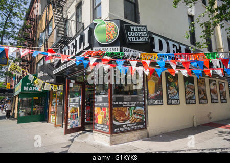 Ammer schmückt das neu eröffnete Peter Cooper Deli im Stadtteil Stuyvesant Town-Peter Cooper Village von New York auf Samstag, 14. Mai 2016.  (© Richard B. Levine) Stockfoto