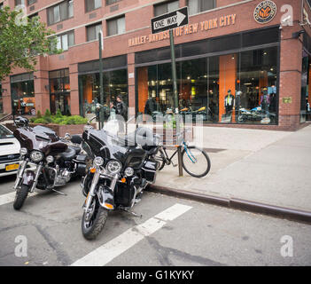 Harley-Davidson Motorräder geparkt vor dem Harely-Davidson Store in New York auf Sonntag, 15. Mai 2016. (© Richard B. Levine) Stockfoto