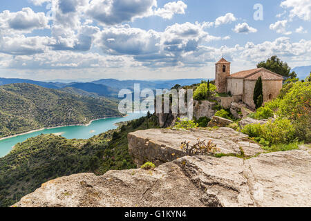 Blick auf die romanische Kirche Santa Maria de Siurana in Katalonien Stockfoto