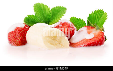 Erdbeeren mit Sahne und Banane Scheibe auf dem weißen Hintergrund isoliert. Stockfoto