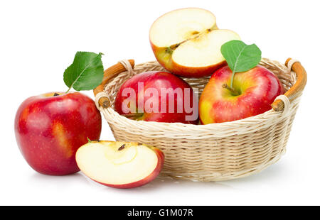 rote Äpfel im Korb isoliert auf einem weißen Hintergrund. Stockfoto