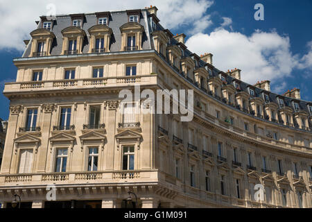 Gebogene Gebäude neben Bourse de Commerce entlang Rue de Viarmes, Paris, Frankreich Stockfoto