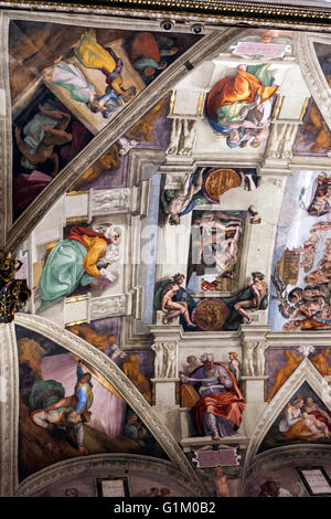 Die Sixtinische Kapelle Decke, gemalt von Michelangelo, mit Zacheria, Noah ist betrunken und Schande, Joel, Judith erschlägt Holofernes. Stockfoto