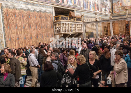 Überfüllen Sie Besucher in der Sixtinischen Kapelle Stockfoto