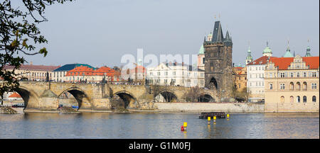 Prag, Tschechische Republik - 4. April 2016: Blick auf die Karlsbrücke und die 1357 Old Town Tower in Prag, Tschechische Republik Stockfoto