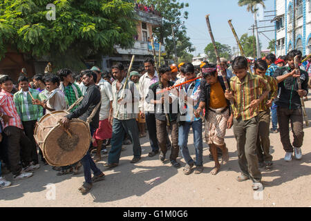Männer tanzen, das Flötenspiel und spielt Schlagzeug, Baghora Bhil Chhota Udepur Stockfoto