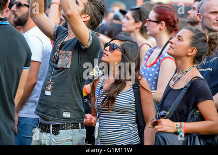 BARCELONA - 12 JUN: Publikum beim Sonar Festival am 12. Juni 2014 in Barcelona, Spanien. Stockfoto