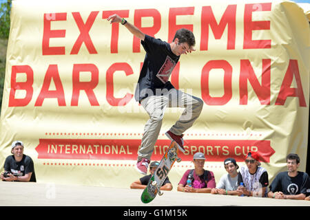 BARCELONA - 28 JUN: Eine professionelle Skater beim Eiskunstlauf-Wettbewerb bei LKXA Extreme Sport Barcelona spielen. Stockfoto