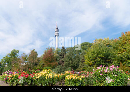 DORTMUND, Deutschland - 4. Oktober 2015: Florianturm (Florianturm) in Westfalen Park. Im Jahr 1959 erbaut, hat es eine Höhe von 720 ft Stockfoto