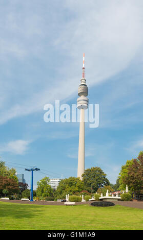 DORTMUND, Deutschland - 4. Oktober 2015: Florianturm (Florianturm) in Westfalen Park. Im Jahr 1959 erbaut, hat es eine Höhe von 720 ft Stockfoto