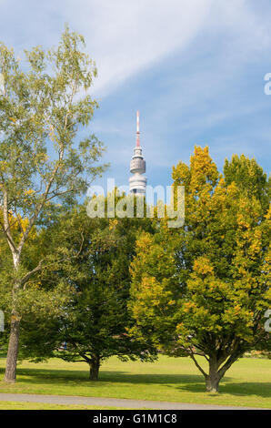 DORTMUND, Deutschland - 4. Oktober 2015: Florianturm (Florianturm) in Westfalen Park. Im Jahr 1959 erbaut, hat es eine Höhe von 720 ft Stockfoto