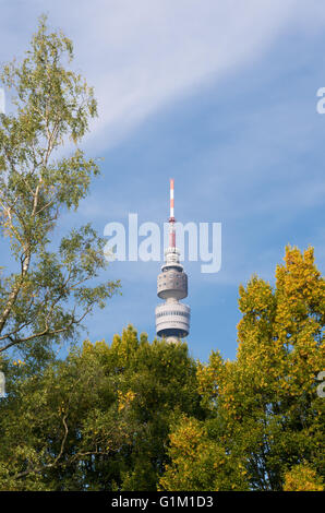 DORTMUND, Deutschland - 4. Oktober 2015: Florianturm (Florianturm) in Westfalen Park. Im Jahr 1959 erbaut, hat es eine Höhe von 720 ft Stockfoto