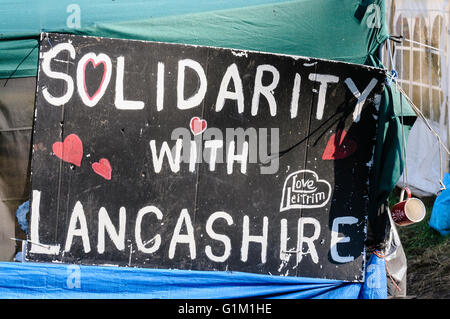 Melden Sie sagen: "Solidarität mit Lancashire" am Standort Protest in Woodburn Wald, Carrickfergus, wo Öl-Bohrungen vor sich geht Stockfoto