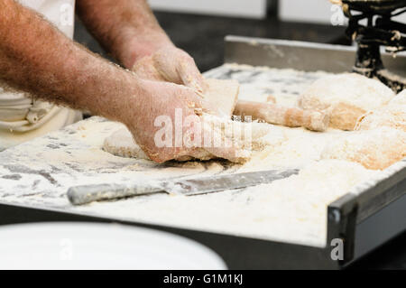 Ein Mann macht irischen traditionellen Soda Farls, häufig in den meisten Irland, aber vor allem in Nordirland Brot. Stockfoto