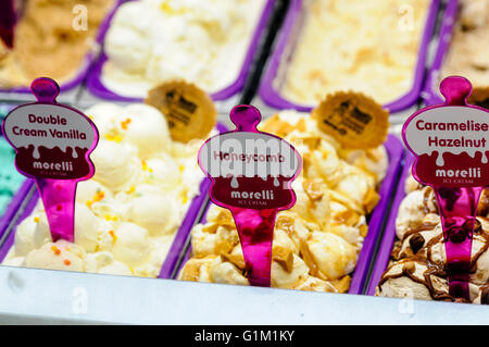 Wannen von Eis aus dem berühmten Morelli Store in Nordirland. Stockfoto