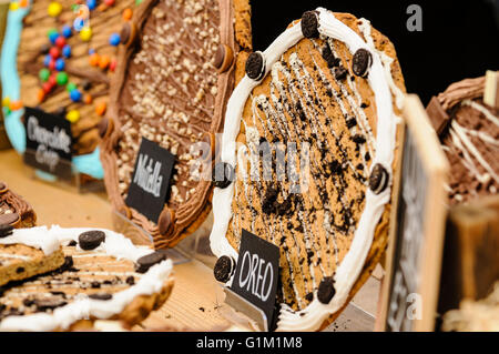 Chocolate Chip, Nutella und Oreo Cookie "Pizza" zum Verkauf an einem Marktstand. Stockfoto