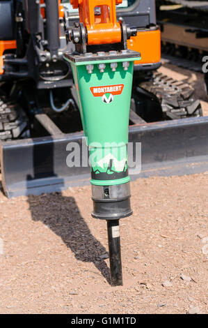 Montabert Hydraulikhammer Bohren schwere Brecher an einen nachverfolgten Bagger befestigt. Stockfoto