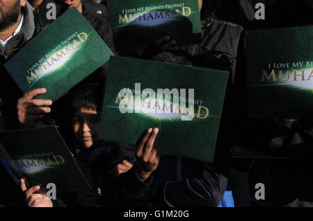 Muslime protestieren vor Downing Street, Whitehall, London, England; gegen die französischen Satirezeitschrift, Charlie Hebdo. Stockfoto