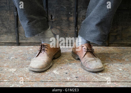 Mann mit Vintage-Schuhen Stockfoto