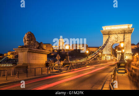 Verschwommene Sicht des Verkehrs auf Brücke, Budapest, Ungarn Stockfoto