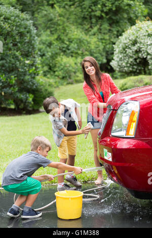 Frau mit Kindern Auto waschen Stockfoto