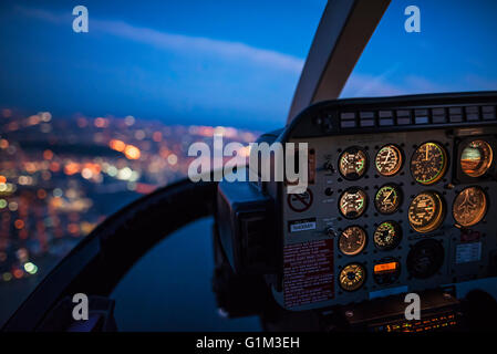 Nahaufnahme des Control Panels von Flugzeug fliegen in der Nacht Stockfoto