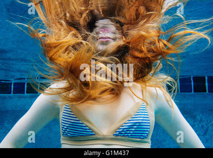 Kaukasische Frau unter Wasser im Schwimmbad Stockfoto