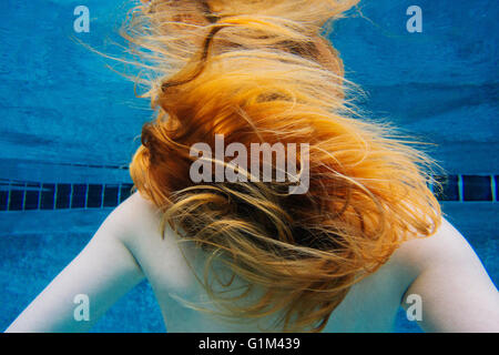 Kaukasische Frau unter Wasser im Schwimmbad Stockfoto