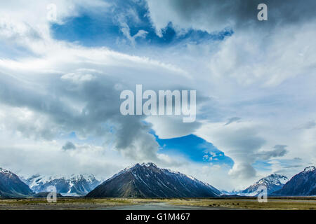 Bewölkter Himmel über Berge und abgelegenen Landschaft Stockfoto