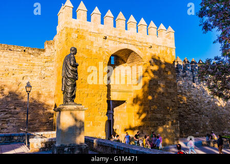 Die Statue des Philosophen Lucius Annaeus Seneca der jüngere, in der Nähe von mittelalterlichen Tor Puerta del Almodovar. Córdoba, Andalusien, Spanien, Stockfoto