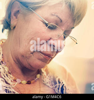 Nahaufnahme eines älteren kaukasischen Frau blickte Stockfoto