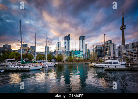 Marina und die Skyline der Innenstadt bei Sonnenuntergang an der Harbourfront in Toronto, Ontario. Stockfoto