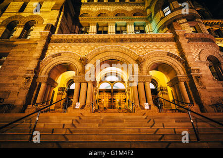 Altes Rathaus in der Nacht, in der Innenstadt von Toronto, Ontario. Stockfoto