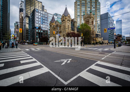 Die Schnittmenge der King Street West und Simcoe Street in der Innenstadt von Toronto, Ontario. Stockfoto