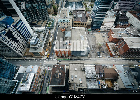 Ansicht von Gebäuden entlang der Adelaide Street und Simcoe Street in der Innenstadt von Toronto, Ontario. Stockfoto