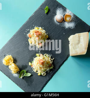 Tagliatelle mit Lachs und Zucchini in eine weiße Sahne-sauce Stockfoto