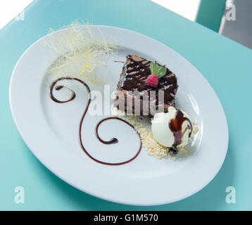 leckere Doppel-Schokoladen-Brownie mit Eis Beschichtung Stockfoto