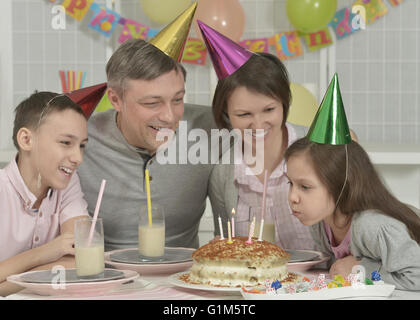 Familie feiert Geburtstag Stockfoto