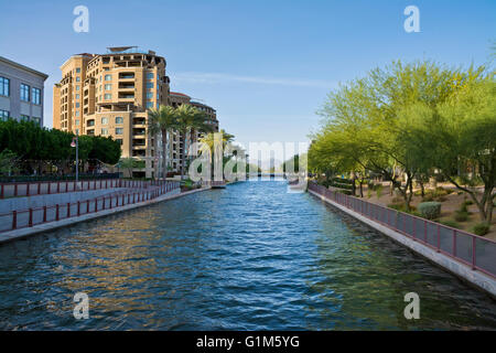 Blick auf Arizona-Kanal in das Naturgebiet Scottsdale Waterfront.  Einkaufs- und Restaurantviertel. 2016 Stockfoto