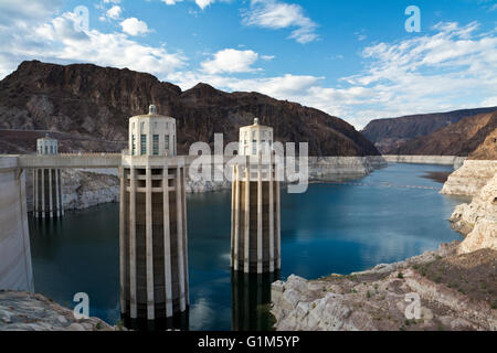 Lake Mead und Wasseraufnahme Türme auf den Hoover-Staudamm hydroelektrische Energie Kraftwerk.  Niedrigen Wasserständen. Stockfoto