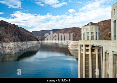 Lake Mead und Wasseraufnahme Türme auf der Arizona-Seite des Hoover-Staudamms.  Niedrigen Wasserständen. Stockfoto