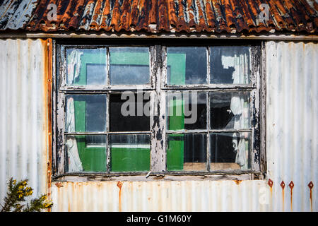 Fenster in einem alten Blechhütte Stockfoto